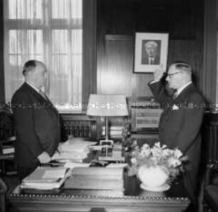 Bürgermeister Walter Schreiber vereidigt den Postpräsidenten Dr. Hoffmann