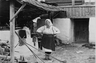 Rumänien. Maramures. Bäuerin im Hof ihres Anwesens