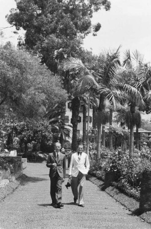 Reisefotos Madeira. Der Bordfotograf Franz Grasser auf einem Spaziergang (vielleicht in einem botanischen Garten)