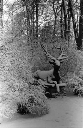 Berlin: Verschneiter Tiergarten; Büffels-Hirschplastik