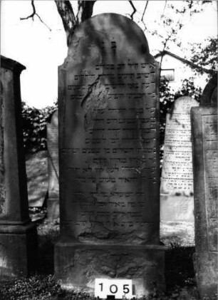 Grabstein 105 (Index: 99629606) Material: Sandstein Zustand: Schriftfeld teilweise abgeblättert Maße HxBxT: 108x69x13 cm Beschreibung: Stele mit eingezogenem Rundbogenabschluß: Grabstein 105