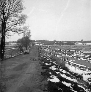 Rümpeler Weg: Kreisstraße Richtung Bad Oldesloe: hinten links Pkw: rechts stillgelegter Ausbau eines Radweges: hinten Goldberg mit Hochhaus: Winter