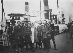 Delegierte des Kommunistischen Jugendverbandes Deutschlands (KVJD) aus Aue und Schwarzenberg zum Reichsjugendtag in Hamburg, Ostern 1927 : Delegierte des Kommunistischen Jugendverbandes Deutschlands (KVJD) zum Reichsjugendtag in Hamburg