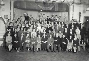 Gruppenbild zur Silbernen Konfirmation im Tanzsaal