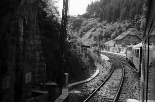 Nussbach; Hornberg: aus dem Zug: Schwarzwaldbahnstrecke zwischen Nussbach und Hornberg [wohl am alten Bahnhof Nussbach]