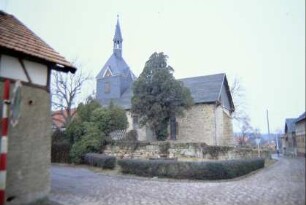 Dorfplatz, Pflasterstraße und Kirche; Straße und Häuser