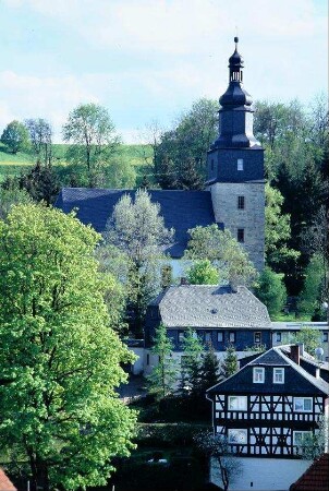 Blick auf die Kirche, im Vordergrund Fachwerkhaus