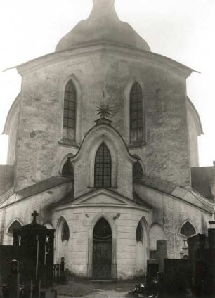 Žďár nad Sázavou (Saar). Wallfahrtskirche St. Nepomuk (1719-1722, J. B. Santini-Aichl) auf dem Grünen Berg (Zelená Hora). Haupteingangsseite