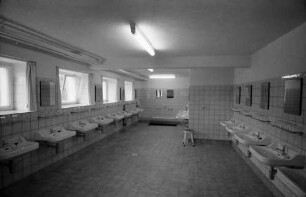 Gernsbach: 1. Papiermacherschule in der Gewerbeschule; Internat für Papiermacher Anlernlinge, Waschraum