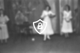 Weihnachtsmärchen: Hotel Oldesloer Hof: Saal: "Aschenputtel": Aufführung von Städtischem Musikkreis: Bühne: Spielszene: Aschenputtel und Stiefschwestern: 21. Dezember 1956