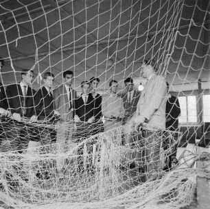Strukturen. Fischernetz in einer Ausstellung. Ansicht mit geführter Besuchergruppe