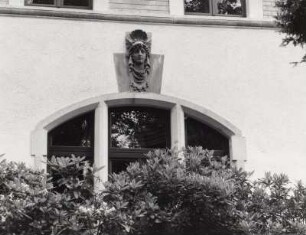 Fenster mit plastischem Schmuck