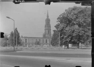 Dresden-Neustadt, Straße der Einheit (Albertstraße). Blick über die Hauptstraße zur Ruine der Dreikönigskirche (nach Südwest)