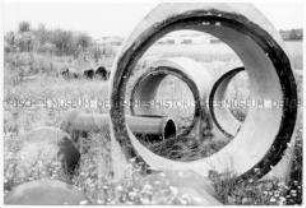 Brunnenringe und Rohre in der Landschaft (Altersgruppe 14-17)