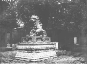 Bronzelöwe : Statue eines Bronzelöwen im ersten Vorhof des Yonghe-Tempel zu Peking