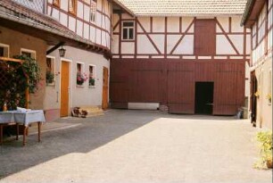 Innenhof Nr. 72, Hof ist geschottert, Vordach über Hauseingang