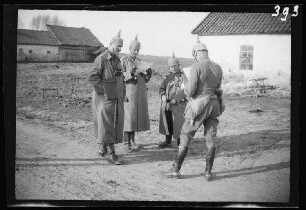 bei Tilsit (=Sowetsk, Oblast Kaliningrad, Russland): 4 Offiziere mit Pickelhaube beim Lesen von Informationen ("Halt bei Tilsit")