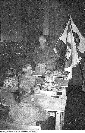 Radeburg, Berbisdorf, Hauptstraße 26. Berbisdorfer Schule (POS Berbisdorf), u.a. Einschulung, Zuckertüte, Zuckertütenbaum, 1952