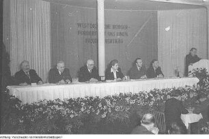 Dresden. Deutschlandpolitik. Treffen mit Vertretern aus der BRD unter Teilnahme des Oberbürgermeisters Walter Weidauer, um einen Friedensvertrag mit beiden deutschen Staaten zu erzwingen, 1955