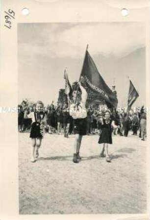 III. Weltfestspiele in Berlin - Demonstrationszug Junge Pioniere