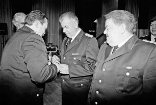 Freiwillige Feuerwehr Großhansdorf: Waldreitersaal: Jahreshauptversammlung: Ehrung von Armin Dietrich und Rüdiger Jacobs für langjährige Mitgliedschaft: hinten links Bürgermeister Uwe Petersen: 15. Februar 1999
