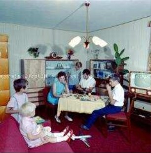 Im Wohnzimmer einer Familie der LPG "Thomas Münzer" in Worin (Kr. Seelow)