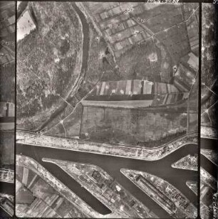 Amerikanische Luftbildaufnahmen von Kriegszerstörungen. Ausrichtung nach Norden. Rheinhafen (Teilbereich)