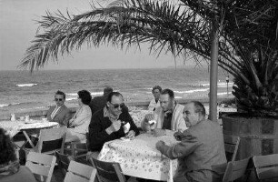Timmendorfer Strand: Strandterrasse mit Gästen