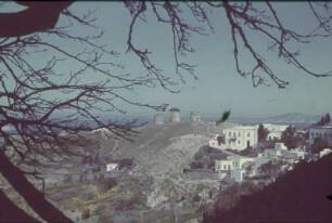 Reisefotos Griechenland. Mykonos. Ortsteilansicht mit vier der fünf Windmühlen auf dem Ano Mili