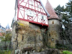 Stadtbefestigung - Süden - Stadtmauer im Südosten mit Hexenturm (Schlüsselloch-Schießscharten) im Detail