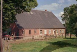 Rohlfshagen: Wurth: Bauernhaus: Traufseite: rechts Wohntrakt mit Eingangstür, links Wirtschaftstrakt: links Giebelseite Wirtschaftstrakt mit Scheunentor
