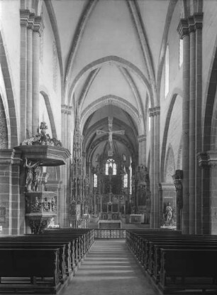Fritzlar, ehem. Stiftskirche St. Peter, Mittelschiff nach Osten zum Chor mit Hochaltar
