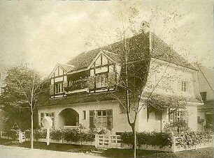 Fischer, Theodor; Reutlingen-Gmindersdorf; Arbeiterkolonie: Altenhof - Haus mit überwachsenen Gartenzaun