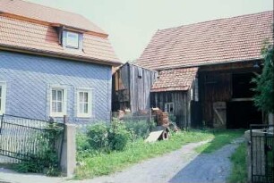 Blick in einen Hof, unbefestigte Hoffläche