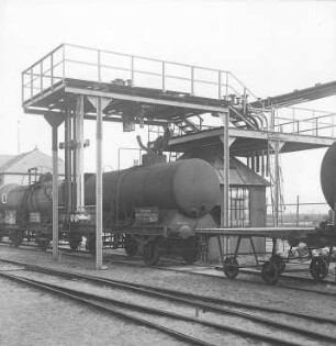 Gefüllter Bahnwaggon vor der Waggonwaage : Technikgeschichte | Technologie | Erdölindustrie | Tankanlage Neuhof bei Hamburg | Deutsche Erdöl AG