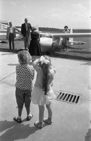 Taufe eines neuen Hochleistungs-Segelflugzeugzeugs vom Typ Ka 6 "Rhönsegler" des Flugsportvereins Karlsruhe.