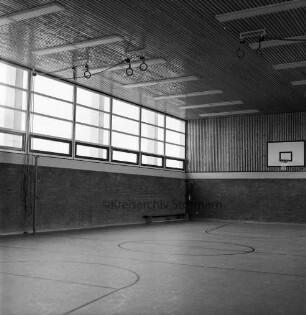 Schulen: Volksschule mit Aufbauzug [später Hahnheide-Schule]: Gymnastikhalle: Verabschiedung des Abschlussjahrgangs und Einweihung der Gymnastikhalle: Innenansicht