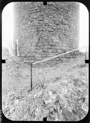 Herrmannsacker. Ruine der Ebersburg (um 1181). Bergfried (Teilansicht)