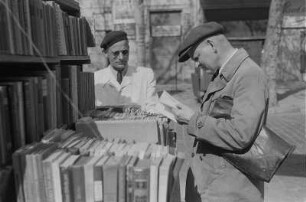 Berlin. Ambulanter Buchhändler (Serie "Berliner Schnappschüsse")