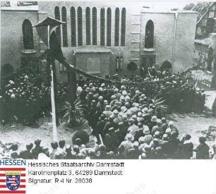 Dieburg, Synagoge / Ansicht der neuen Synagoge bei der Einweihung 1929 mit Festgästen