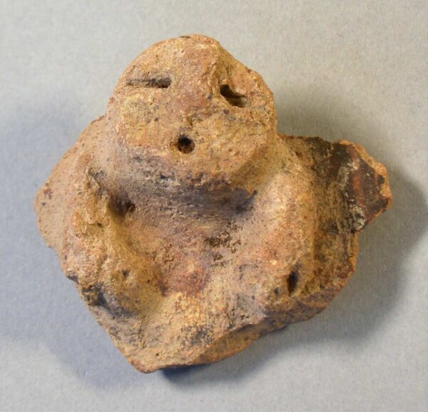 Figurine en argile (fragment de récipient)