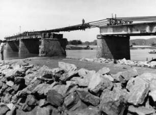 Vietnam. Zerstörte Straßenbrücke an der Nationalstraße 1 (1A)