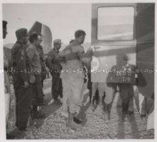Wehrmachtssoldaten, Junkers Ju Maschinen kehren aus Kreta mit verwundeten Fallschirmjägern zurück.