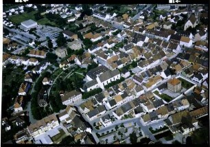 Kenzingen: Ort mit Kirche, Luftansicht, Gesamtansicht von Südwesten