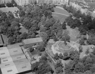 Luftaufnahme, Blick von Osten auf das Nationaldenkmal für die Befreiungskriege (Kreuzbergdenkmal). Berlin-Kreuzberg, Viktoriapark