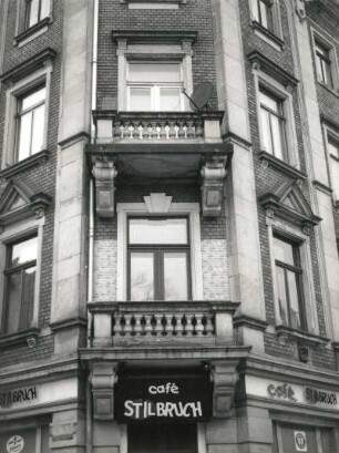 Dresden-Pieschen, Robert-Matzke-Straße 38. Wohnhaus mit Café "Stilbruch" (um 1900). Eckbalkone mit Teilansicht der Fassade Altpieschen