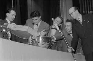 Ziehung der Lottzahlen durch die Mitglieder der Band "Vier Brummers"