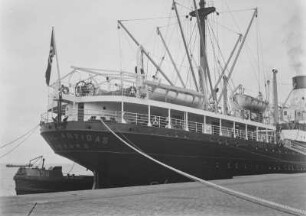 Dampfer am Kai : Dampfschiff am Kai. In der Bildmitte ein Hafenkran.