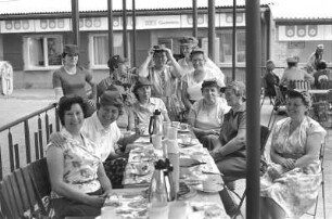 Ausflug Plastex : VEB Plastex Delitzsch. Außensitzer einer Gaststätte. Gruppenbildnis der Plastex-Arbeiterinnen auf einem Ausflug, die an einer Kaffeetafel sitzend, mit Kuchen und Kaffee in Thermoskannen