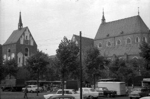 Norden: Marktplatz mit Torturm [Glockenturm] und Ludgerikirche